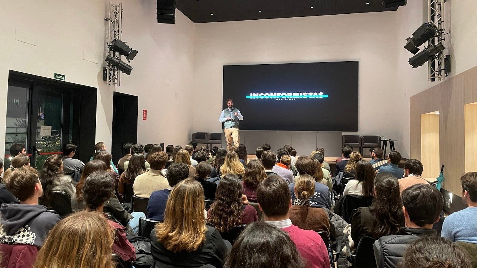 Jóvenes en un curso