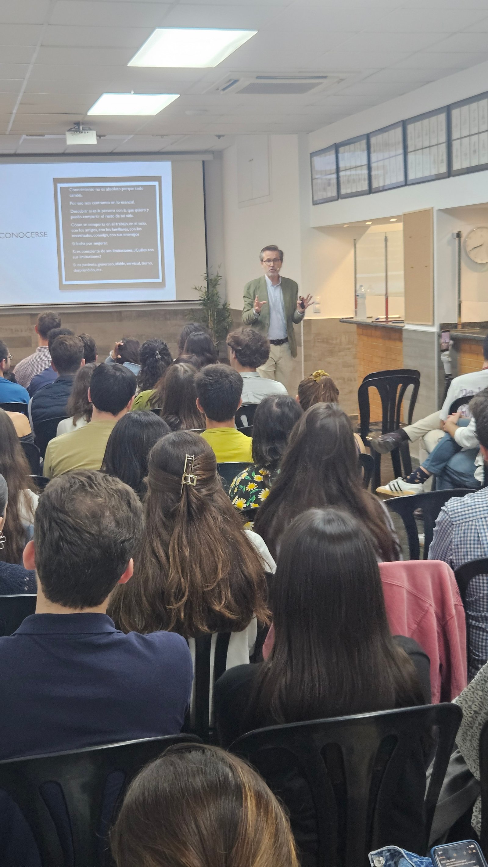 Ponente dando una charla